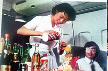 1982年乘机老照片：乘客免费喝茅台