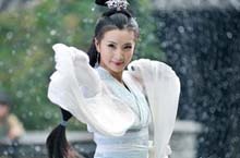 让曹操父子三人争相抢夺几欲反目的一个女人是谁
