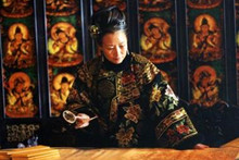 揭秘慈禧另一面：像个小姑娘 化妆品香水一大堆