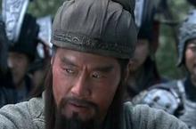 在三国演义中许田射猎时的关羽为何想杀曹操？