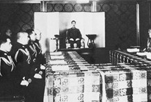 日本天皇在战争中究竟充当了一个什么样的角色？