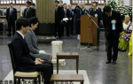 安倍出席大轰炸纪念活动意在强调日受害者身份