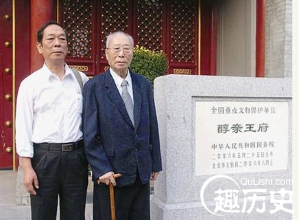 开始,他借助于妻子张茂滢充当临时"翻译"与来访者交流,到后来,妻子