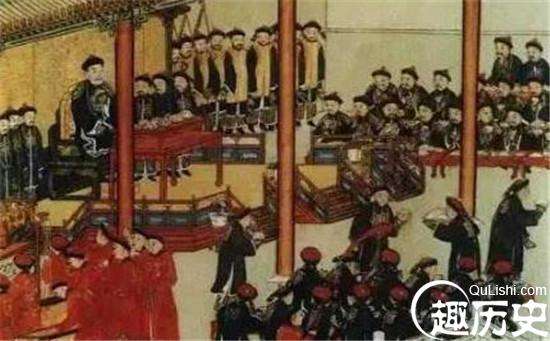 据清朝的历史记载，皇帝一餐几百道菜，那么吃不完的剩菜是扔掉了吗？