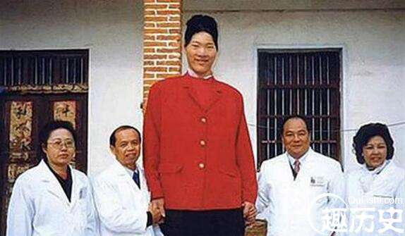 世界上最高的女人，中国姚德芬身高2.36米(第一女巨人)