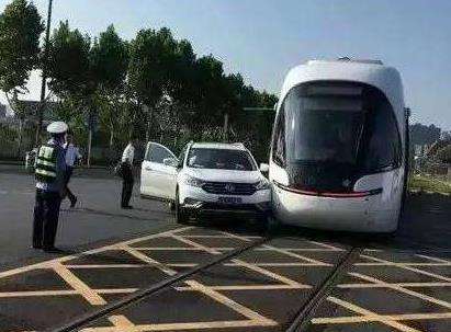 武汉有轨电车被撞什么情况？今年有轨电车与私家车第3次“相遇