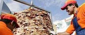 世界上最大的猪肉串——总重量在1850公斤左右