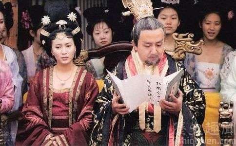 为何隋朝皇帝杨坚面对他儿子犯法后是否治罪的态度？