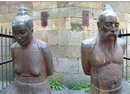 他是金国奸细，当奸臣就是为了搞垮南宋，他就是秦桧。