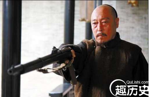 康熙的过错，流放他，不然清朝也就不会这么早灭亡。