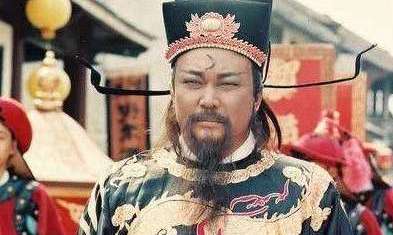 包拯穿的官服上为什么是条龙，不怕杀头吗？