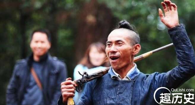 中国最后一个枪手部落，岜沙苗寨随着佩戴火枪(公安特别批准)