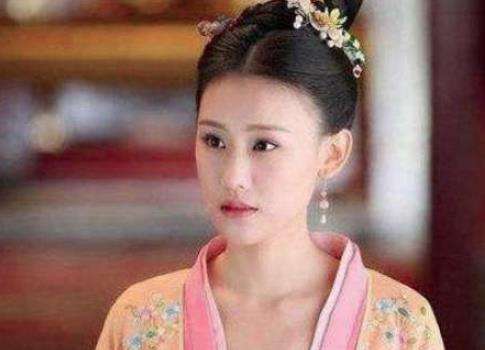 她本是皇帝宠妃身边的侍女，后来生下了一代明君