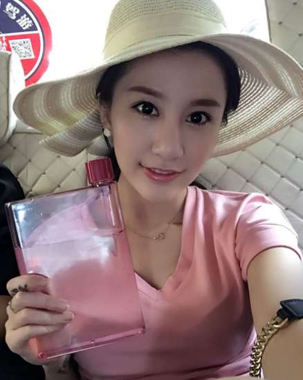 朱佳希甜美自拍照