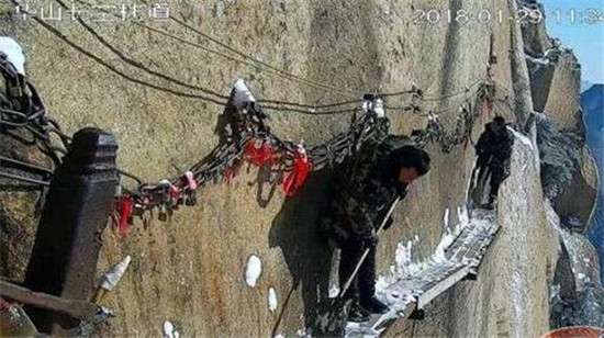 站立华山长空栈道上拿铁锹铲雪，该是种什么样的体验？