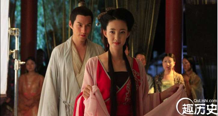 李世民本来想立啊和个人为太子，却被诸良遂夺下佩刀交给李治