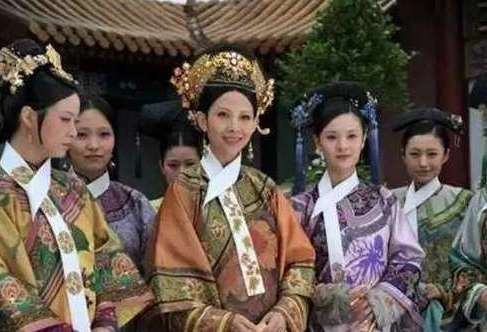 清朝皇帝妃子其实很惨，睡大通铺，收入比普通人还少