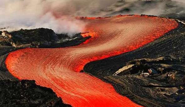 人掉进火山的岩浆中为什么会浮着？岩浆的密度大于水的密度