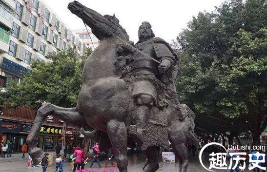 他为父报仇，不惜血洗仇家满门，树立了权威，堪称一代枭雄