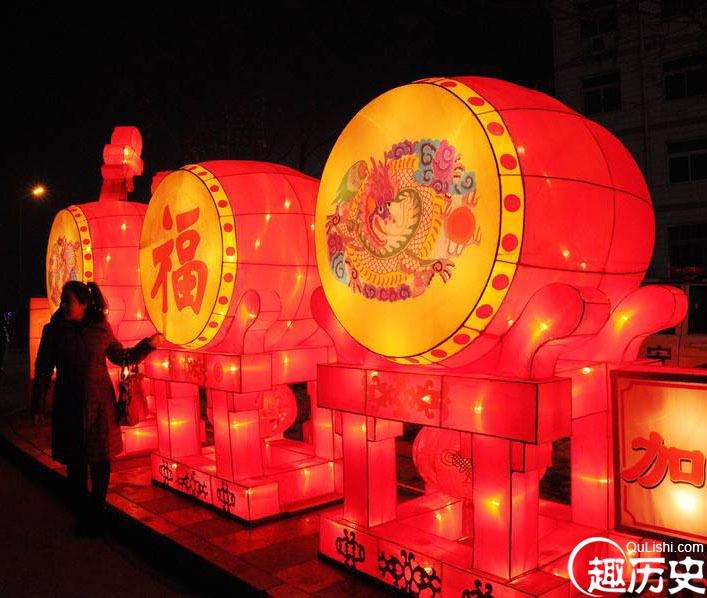 乾隆出了一个元宵灯谜，文武百官都没猜出来，却只有小太监猜对了