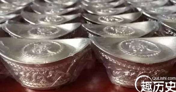 穷亲戚来找工作，和珅是怎么做的？竟然让他们“晒银子”！