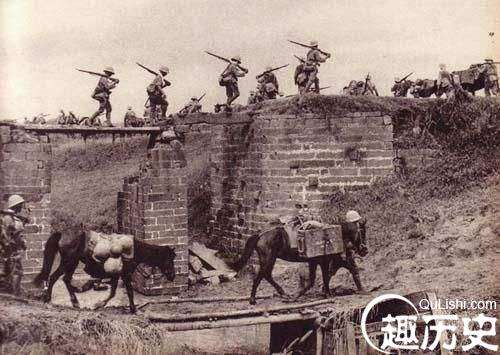 抗战剧中日本兵拼刺刀前，为何一定要先退子弹？