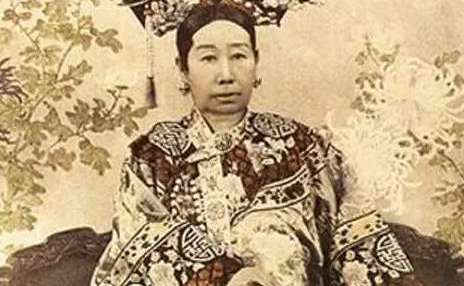 慈禧原本是个丫鬟命，因脚上长着两个瘊子而改变命运