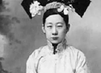 清朝最后一个格格，默默无声活到95岁，说出一段难堪往事