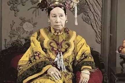 晚清宫女自述，她是怎么伺候慈禧睡觉的？
