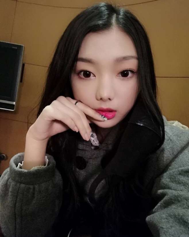 李紫婷俏皮可爱自拍照