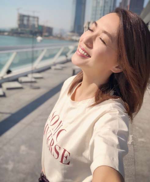 陈炜甜美自拍照
