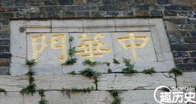 北京国门上挂着一匾，民国想改名，摘下门匾就愣了