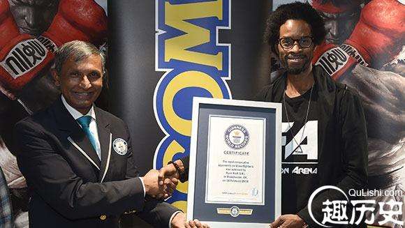 Ryan-Hart-accepts-certificate-for-most-consecutive-opponents-on-Street-Fighter-V_tcm25-417362_tc.jpg