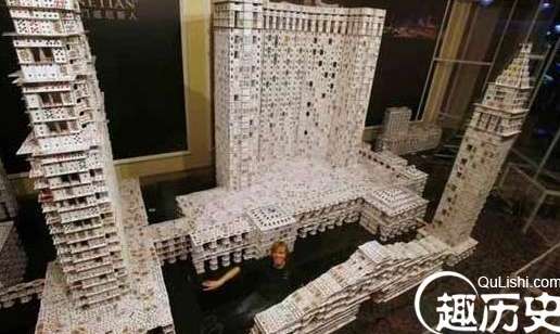 世界上最大的扑克牌建筑，10米多长，三米多高