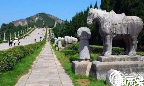 武则天墓前的石像为什么都没有头？头被谁拿了？