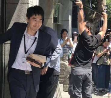 《平凡的荣耀》剧情主要讲的什么？赵又廷在里面扮演的什么