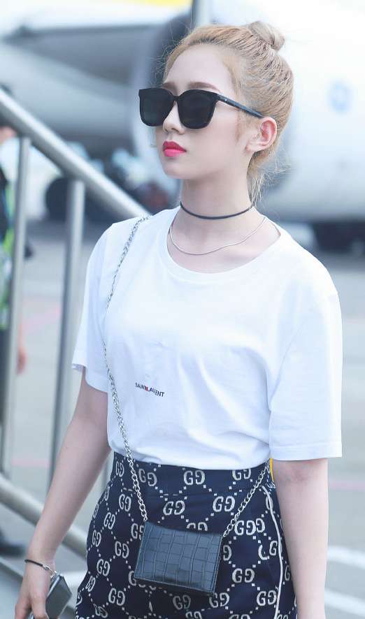 孟美岐灵动酷女孩机场街拍图