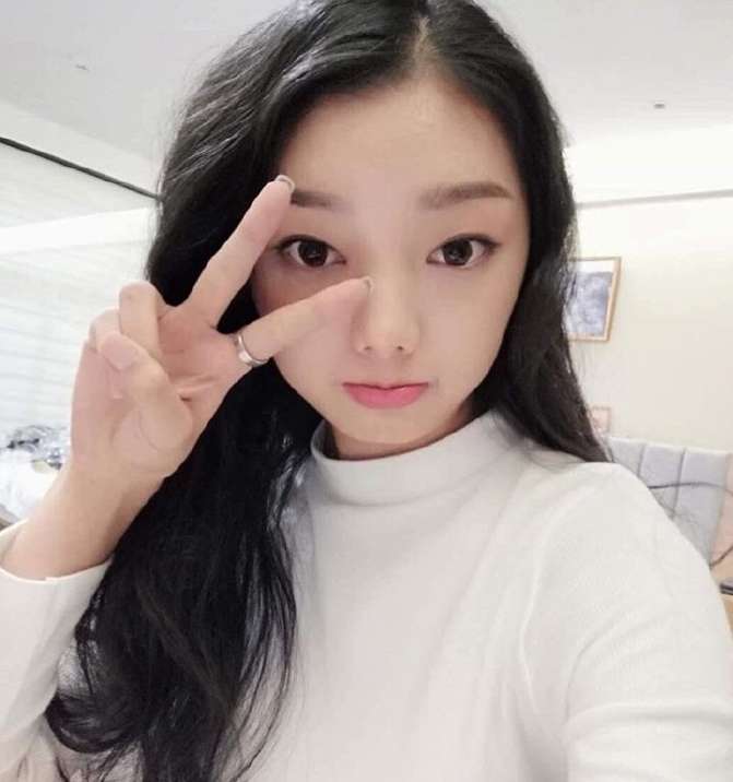 李紫婷俏皮可爱自拍照