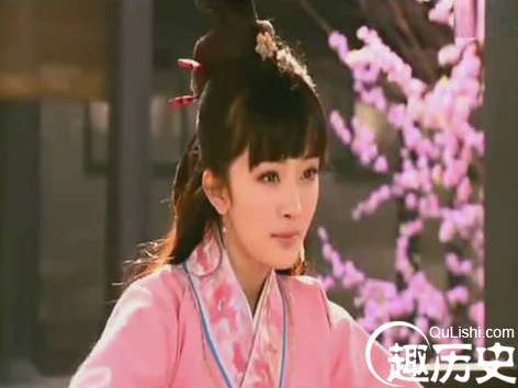 他帮她报了杀父只仇，她却帮他救了一个国家