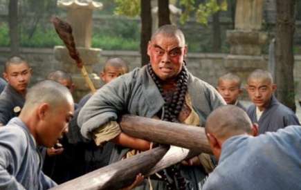 水浒传中李逵在梁山横行霸道，为什么就偏偏不敢去惹这几个人 