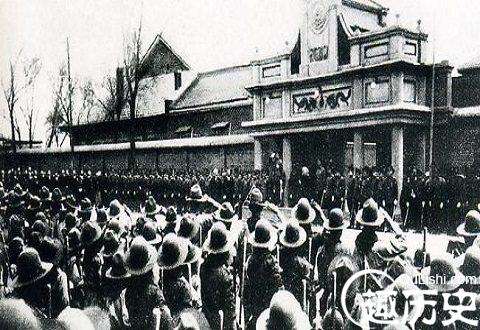 溥仪最怕什么东西，为何出日本人外的任何人见他都要先做此事？