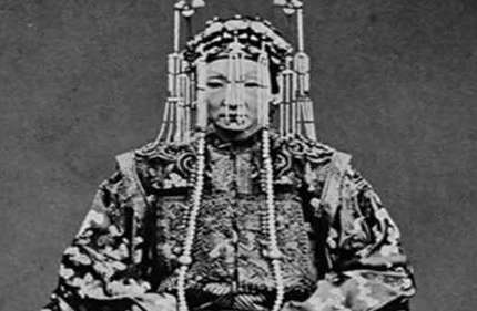 这个路边捡来的女孩死后却百官跪拜，只因她的儿子