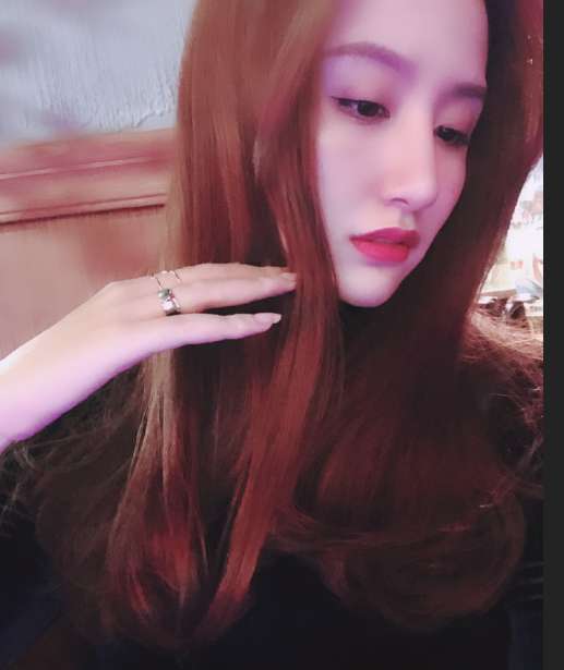 朱佳希甜美自拍照