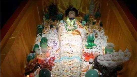 传说，慈禧临终时，嘴里被塞进了一颗夜明珠，据说可保尸骨不化？