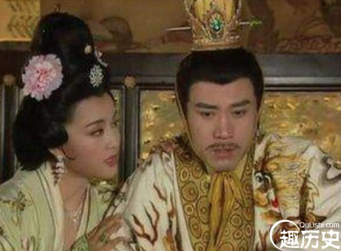 太子主动让皇帝位子，皇帝犹豫不决，太子竟跑到皇帝面前哭