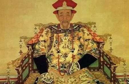 康熙拜谒孔庙祭奠孔子，发现墓碑上一个字，不愿下跪！