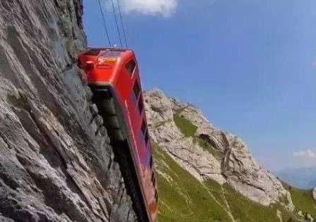 世界上最奇葩的火车，半边车厢悬空的火车