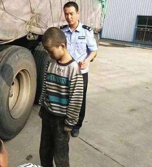 男孩扒车底8小时具体什么情况？幸好没有发生意外