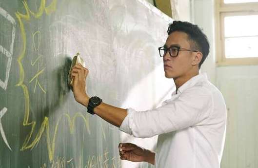 《操场外》是讲述的校园故事吗？男女主角是谁