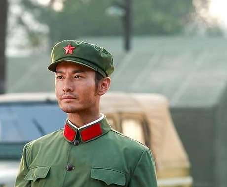 《你迟到的许多年》中黄晓明饰演的是谁？大叔造型很MAN！